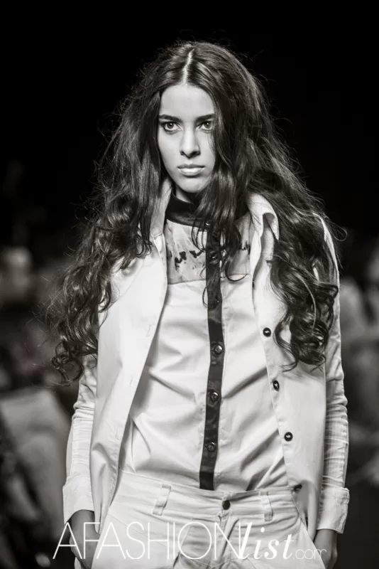 Retrato en blanco y negro de una modelo con camisa blanca de Ever Gaviria en el SFW 2013