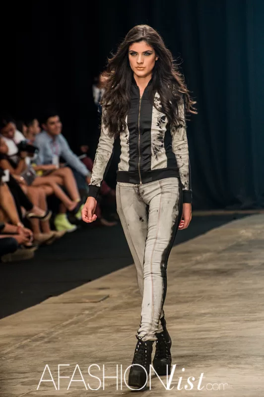 Modelo con chaqueta y pantalón blanco y negro tie-dye de Ever Gaviria en la pasarela del SFW 2013