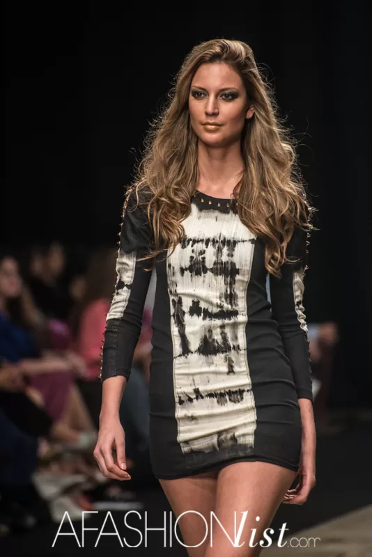 Modelo con vestido corto blanco y negro con estampado tie-dye de Ever Gaviria en el SFW 2013