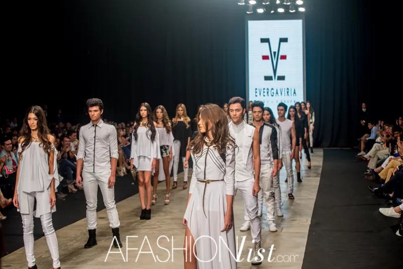Fila de modelos de Ever Gaviria en blanco y negro bajo el logo de la marca en la pasarela del SFW 2013