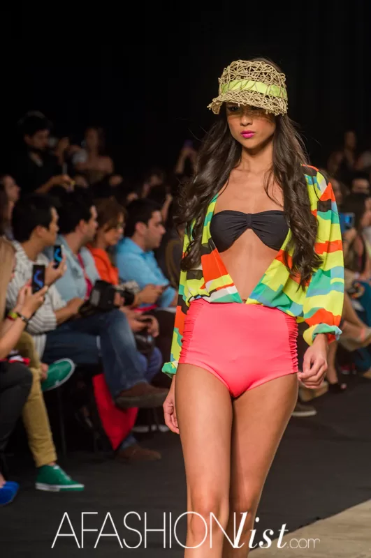 Modelo con sombrero de rafia, camisa de rayas de colores y bikini coral de Lolos en el SFW 2013