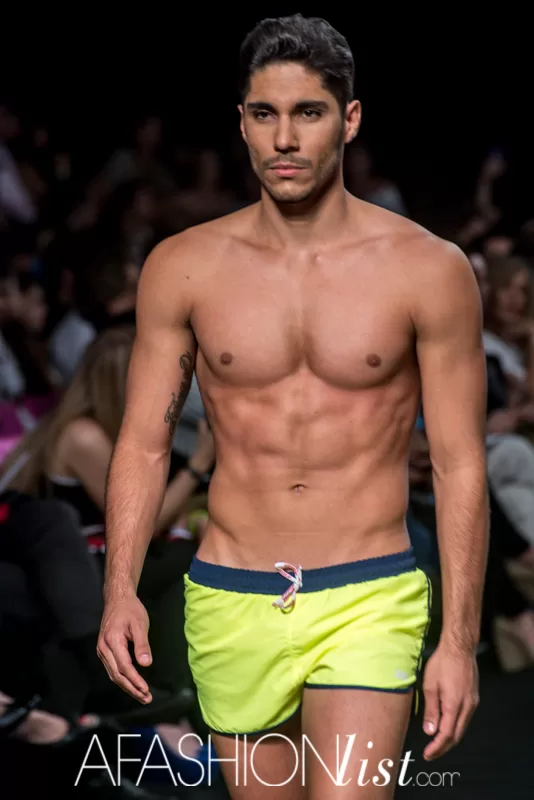 Modelo masculino con pantaloneta amarillo neón de Lolos en la pasarela del SFW 2013
