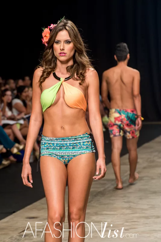 Modelo con tocado de flores y bikini verde y naranja de Lolos en la pasarela del SFW 2013