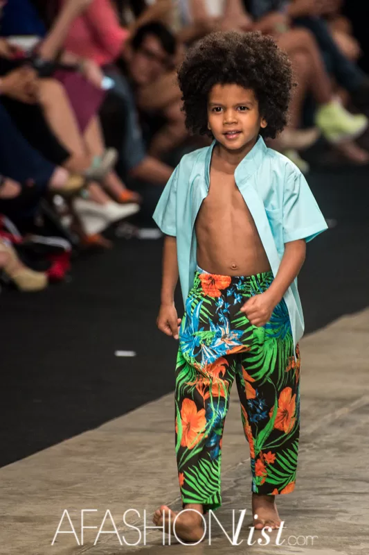 Niño con camisa celeste y pantalón con estampado tropical de Lolos en la pasarela del SFW 2013
