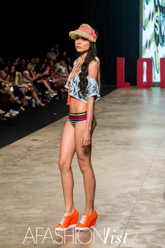 Modelo con gorro tejido, crop top y bikini a rayas de Lolos en la pasarela del SFW 2013