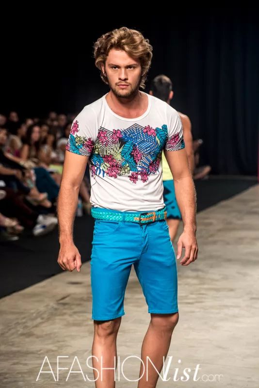Modelo masculino con camiseta estampada y short azul de Lolos en la pasarela del SFW 2013
