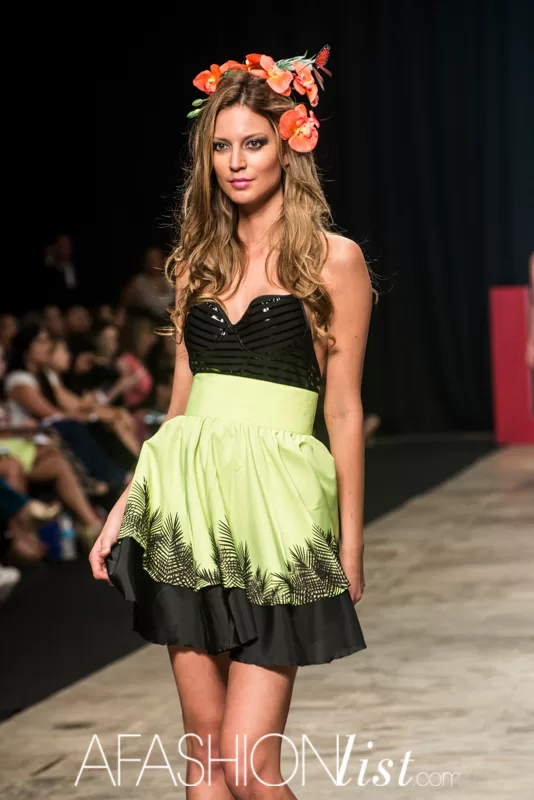 Modelo con tocado de flores, top negro y falda verde neón con negro de Lolos en el SFW 2013