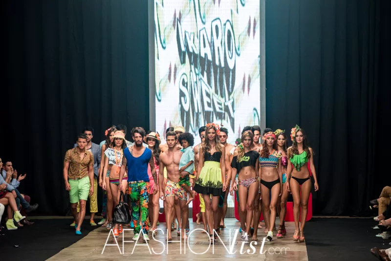 Los modelos de Lolos posan bajo la pantalla Ikaro Sweet al final de la pasarela del SFW 2013