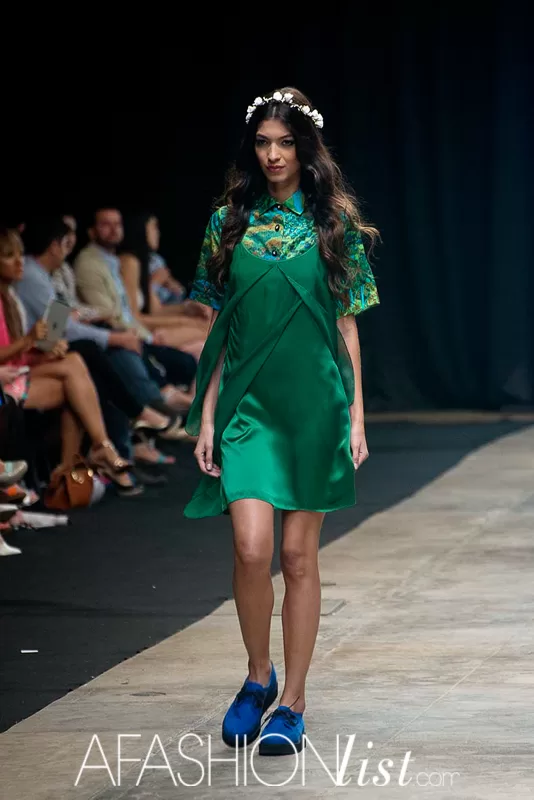 Modelo con corona de flores y vestido verde esmeralda de Silvia Alfonzo en la pasarela del SFW 2013
