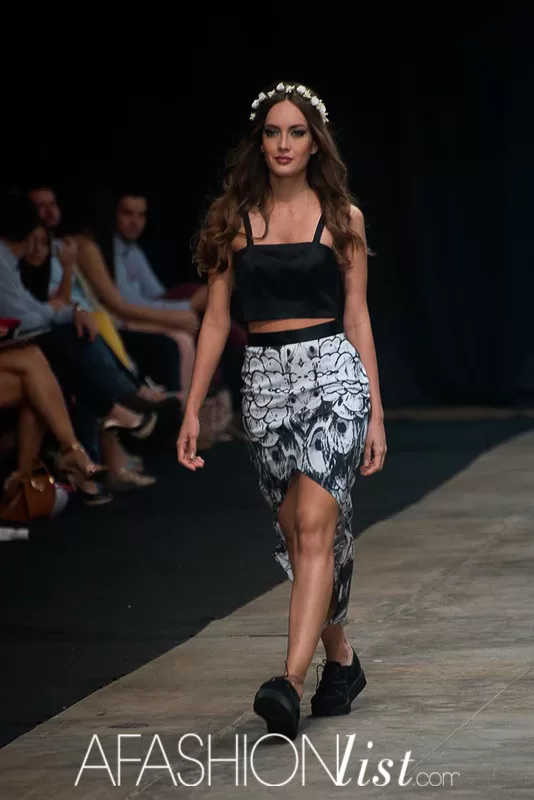 Modelo con corona de flores, top negro y falda lápiz estampada en blanco y negro de Silvia Alfonzo en el SFW 2013
