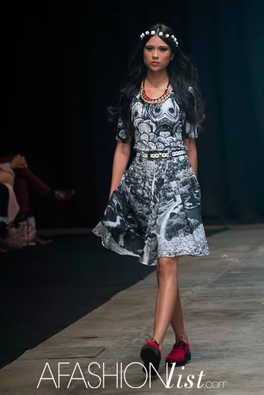 Modelo con corona de flores, collar de colores y vestido estampado blanco y negro de Silvia Alfonzo en el SFW 2013