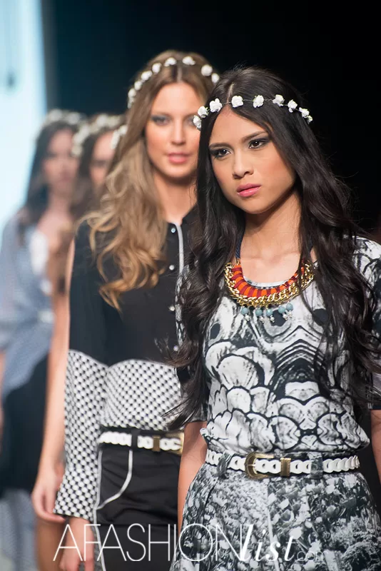 Modelos con coronas de flores y collar de colores de Silvia Alfonzo al cierre de su pasarela en el SFW 2013