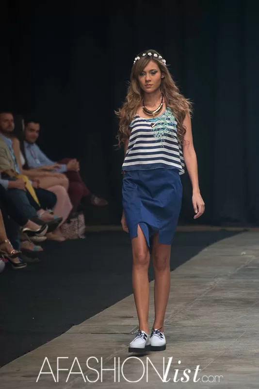 Modelo con corona de flores, top de rayas y falda azul de Silvia Alfonzo en la pasarela del SFW 2013