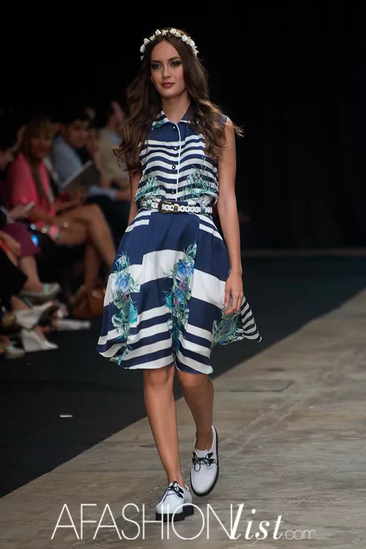 Modelo con corona de flores y vestido de rayas azul con estampado floral de Silvia Alfonzo en el SFW 2013
