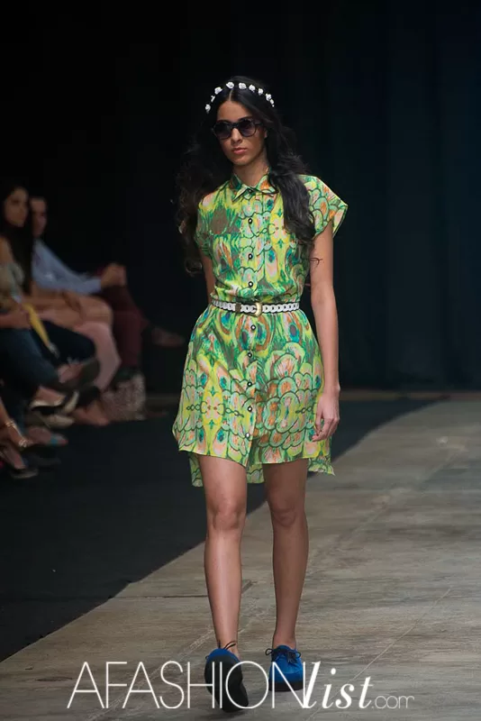 Modelo con corona de flores y vestido camisero verde estampado de Silvia Alfonzo en el SFW 2013
