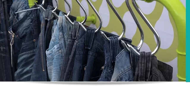 Jeans colgados en ganchos en el Denim Review de Colombiatex 2014
