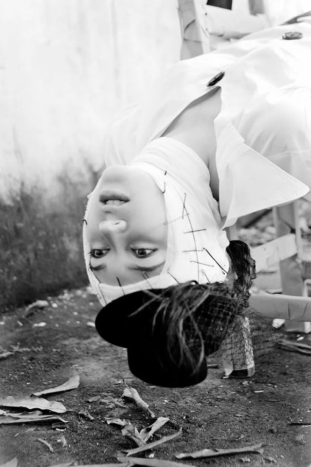 Editorial Tu silencio: retrato invertido en blanco y negro de la modelo con sombrero y camisa blanca