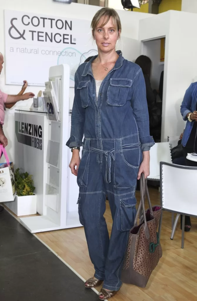 Mujer con enterizo de jean en el stand Cotton & Tencel de Colombiatex 2014