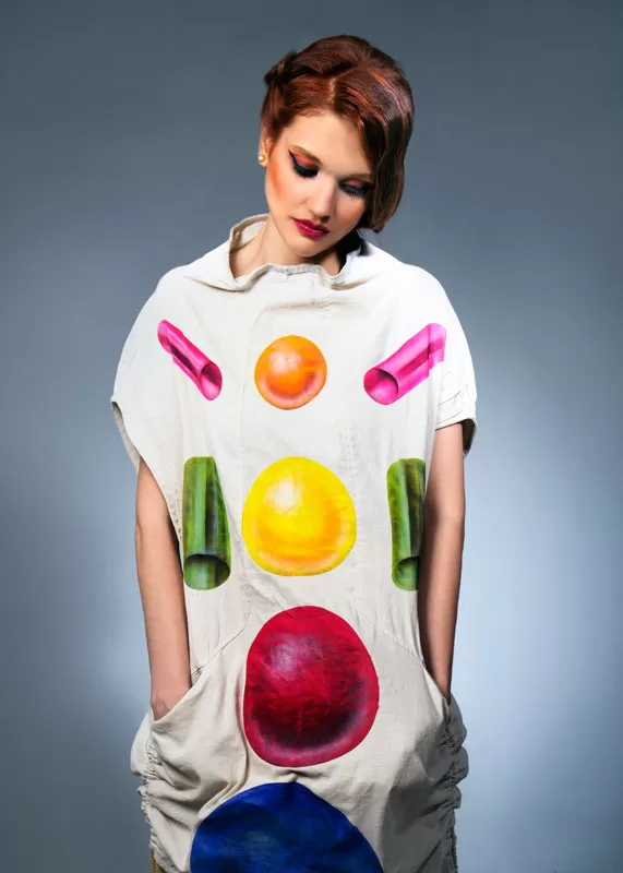 Editorial: modelo con vestido blanco con estampado de labiales y esferas de colores de Juan de la Cruz