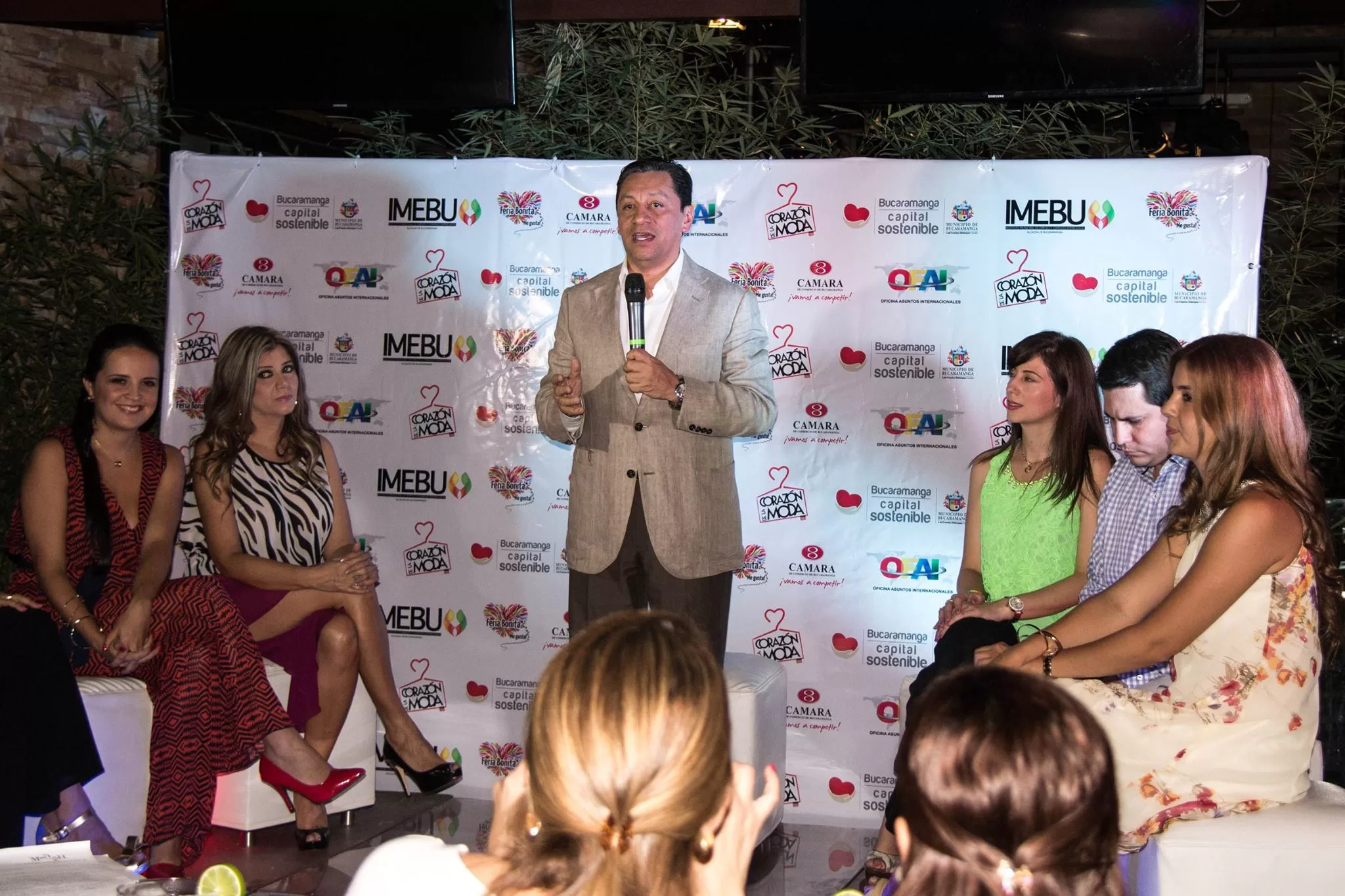 El alcalde Luis Francisco Bohórquez habla en el backing de Corazón de la Moda 2014 con invitados sentados