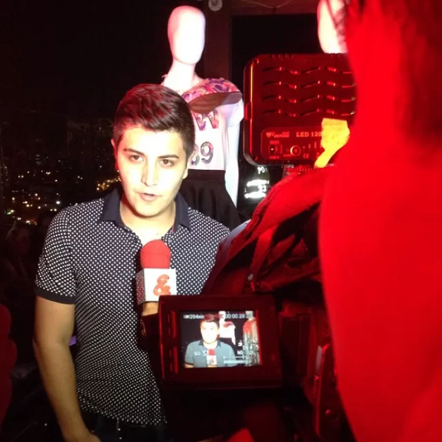 Presentador con micrófono frente a un maniquí en el lanzamiento de Corazón de la Moda