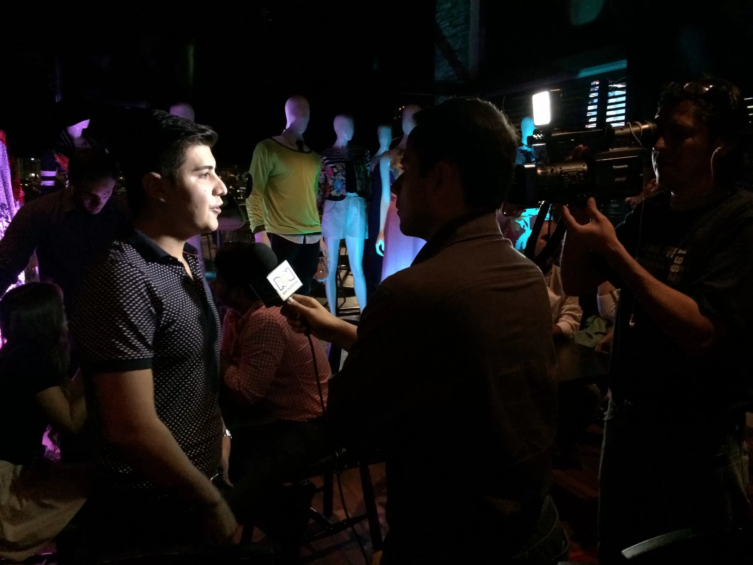 Periodista entrevista a un diseñador ante las cámaras en el lanzamiento de Corazón de la Moda 2014