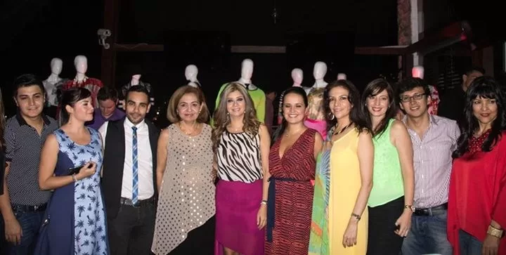 Diseñadores santandereanos con vestidos de colores posan en el lanzamiento de Corazón de la Moda 2014