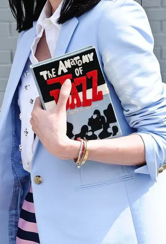 Clutch con forma de libro The Anatomy of Jazz, street style