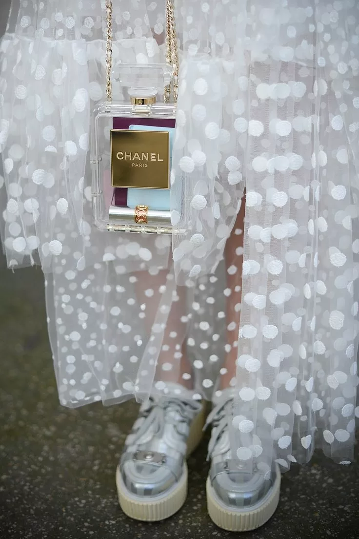 Bolso Chanel transparente con forma de frasco de perfume y vestido de lunares