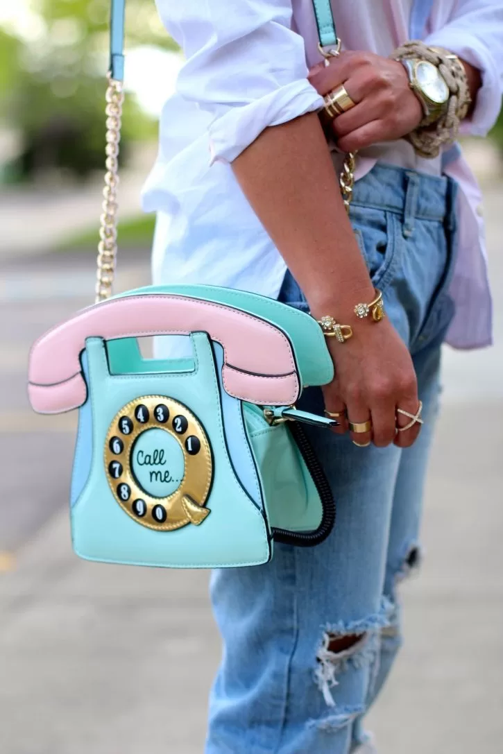 Bolso novedad con forma de teléfono Call me en turquesa y rosa, street style