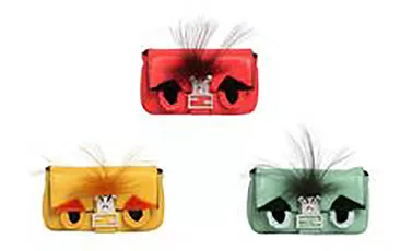 Tres mini bolsos Fendi Monster con ojos en rojo, amarillo y verde