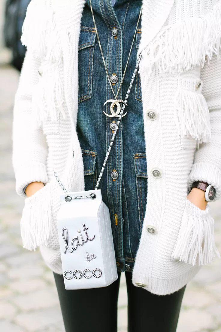 Bolso Chanel blanco Lait de Coco con chaqueta de tweed y jean, street style