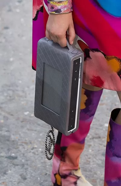 Clutch novedad con forma de radio gris, street style