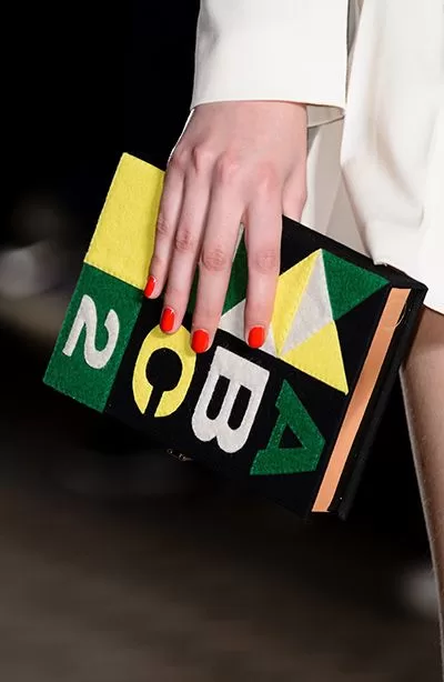 Clutch con forma de bolsa de papel estampada en pasarela