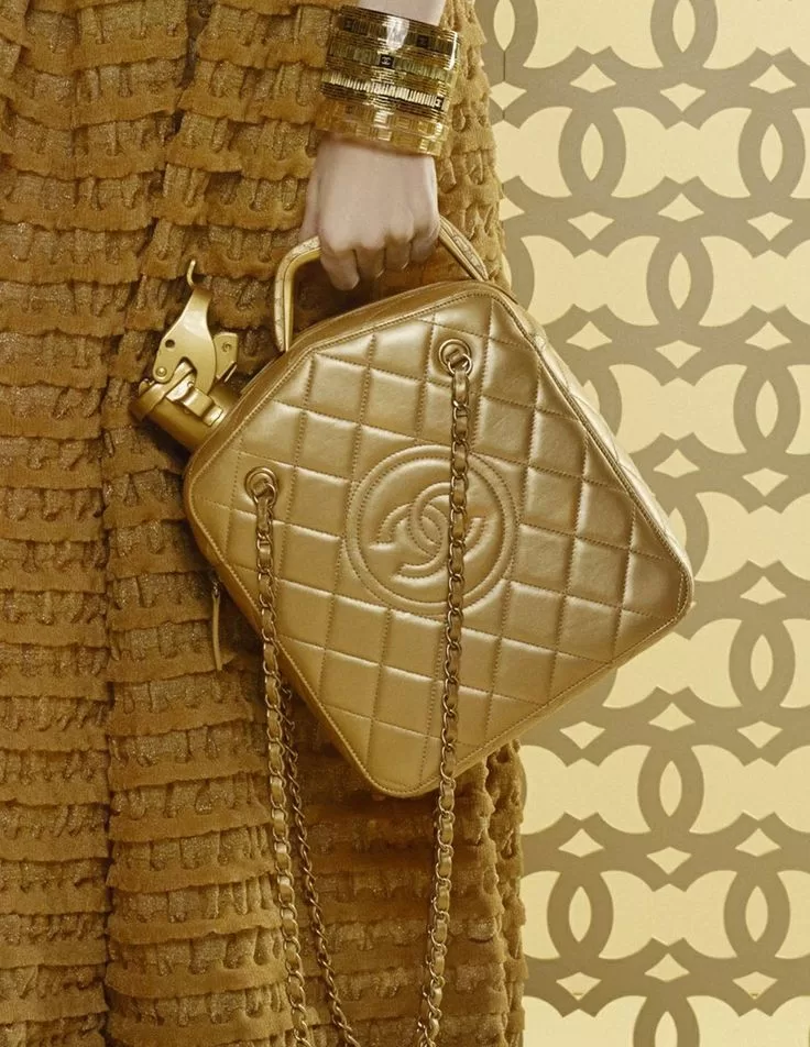 Bolso Chanel dorado acolchado con detalles de perfume en pasarela