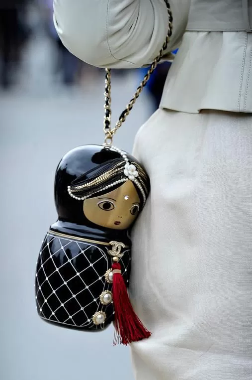 Bolso Chanel con forma de muñeca matrioska negra, street style