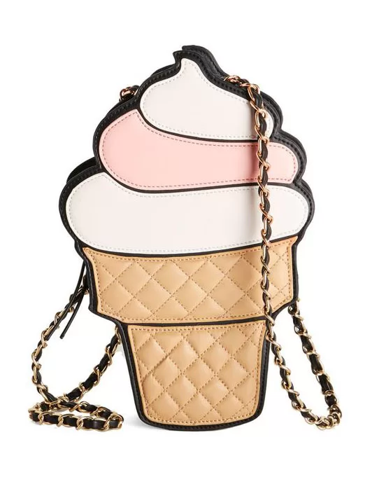 Bolso con forma de helado de cono con cadena dorada