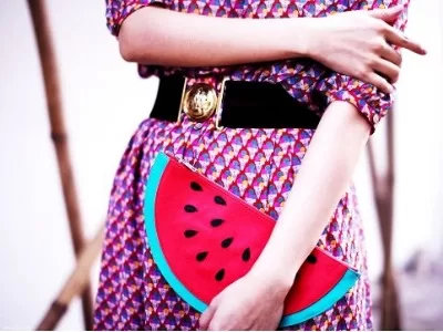 Clutch con forma de sandía sobre vestido estampado, street style