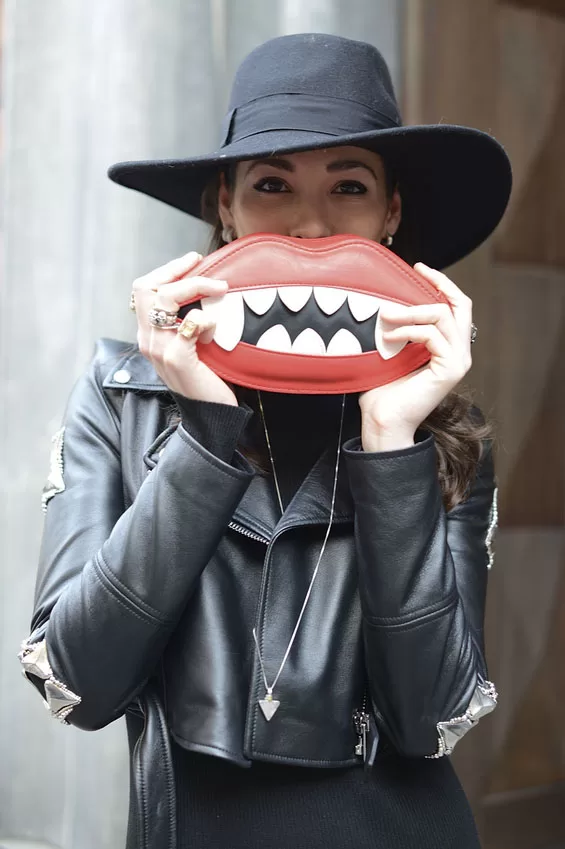 Clutch con forma de labios y dientes, street style con sombrero