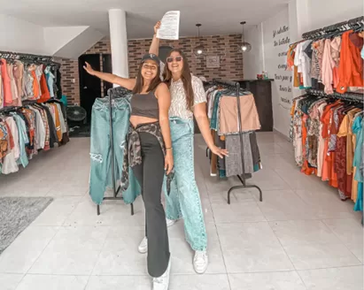 Tienda de segunda mano con prendas de todas las tallas y piezas únicas