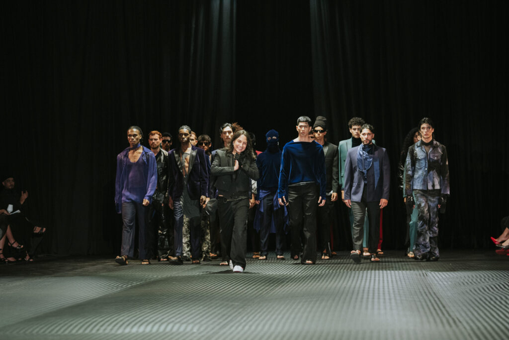 Cierre de la pasarela Transwear de Julián Ruiz en el Santander Fashion Week 2026, con el diseñador al frente de los modelos