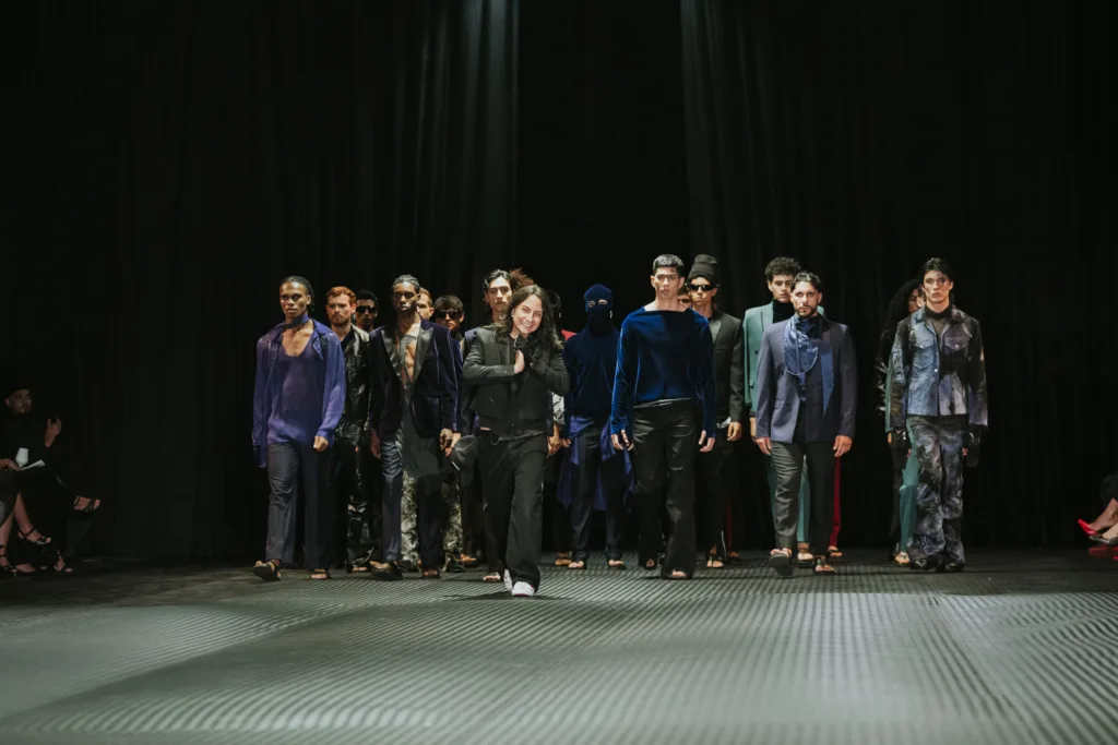 Cierre de la pasarela Transwear de Julián Ruiz en el Santander Fashion Week 2026, con el diseñador al frente de los modelos